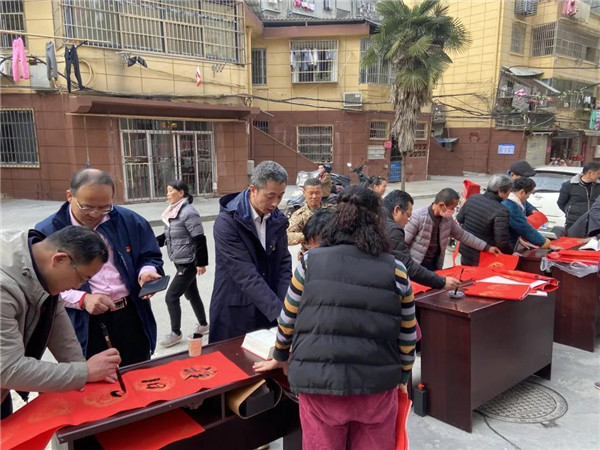 城投集團送福送春聯(lián)，社區(qū)公益活動暖人心