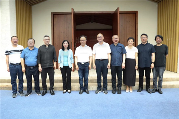 中國(guó)美術(shù)學(xué)院景德鎮(zhèn)藝創(chuàng)中心啟幕展暨揭牌儀式舉行——金一斌吳雋出席并共同揭牌