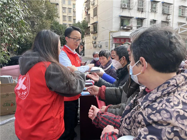 市城投集團(tuán)進(jìn)社區(qū)開(kāi)展反邪教宣傳