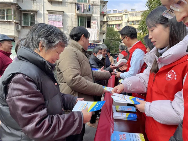 市城投集團(tuán)進(jìn)社區(qū)開(kāi)展反邪教宣傳